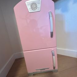 Wooden Play fridge