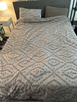 Queen size bed and headboard with 4 drawers