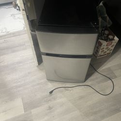 Mini fridge 