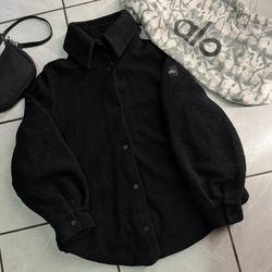 Alo Yoga black sherpa button-up Size M🧸🖤🌸