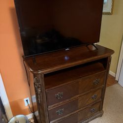 35 Inch Flat Screen Roku TV