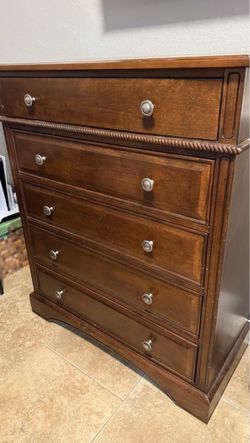 5 Drawer Dresser Chest / Gabetero