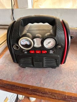 Portable jumper with light