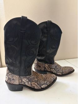 Boots size 8 width D