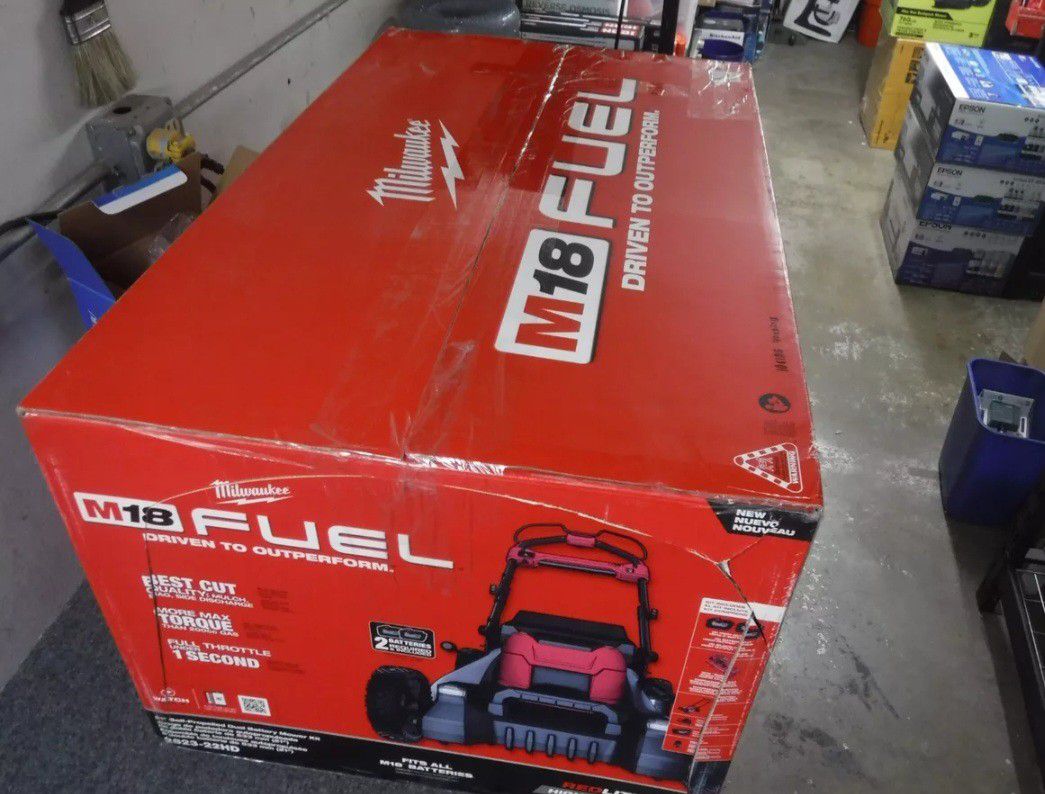 Milwaukee M18 FUEL 2823-22HD 21 in. 18 V Battery Self-Propelled Lawn Mower Kit (Battery & Charger)

