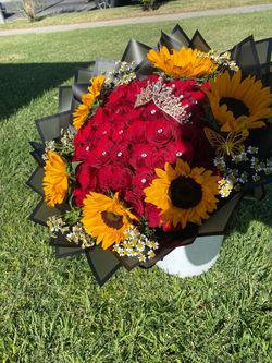 Red roses and sunflowers bouquet