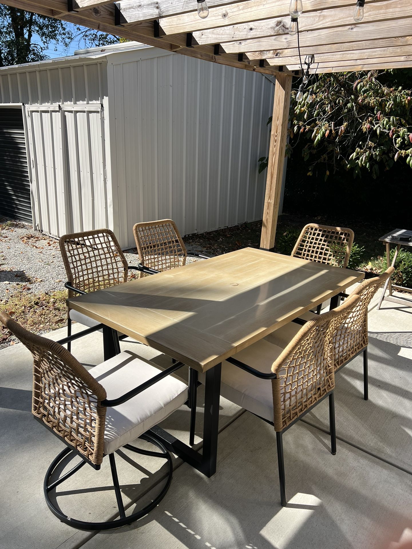 6-Seater Outdoor Dining Table Set – Excellent Condition
