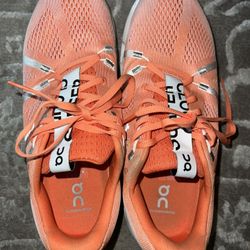 On cloud Surfer, Size 10.5(D) Men’s