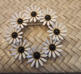 Enamel Weiss Vintage Daisy's Brooch