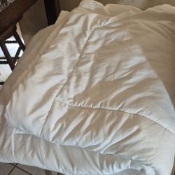 Very nice Down comforter, size Full,