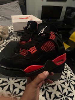 Jordan 4 Red thunders size 8