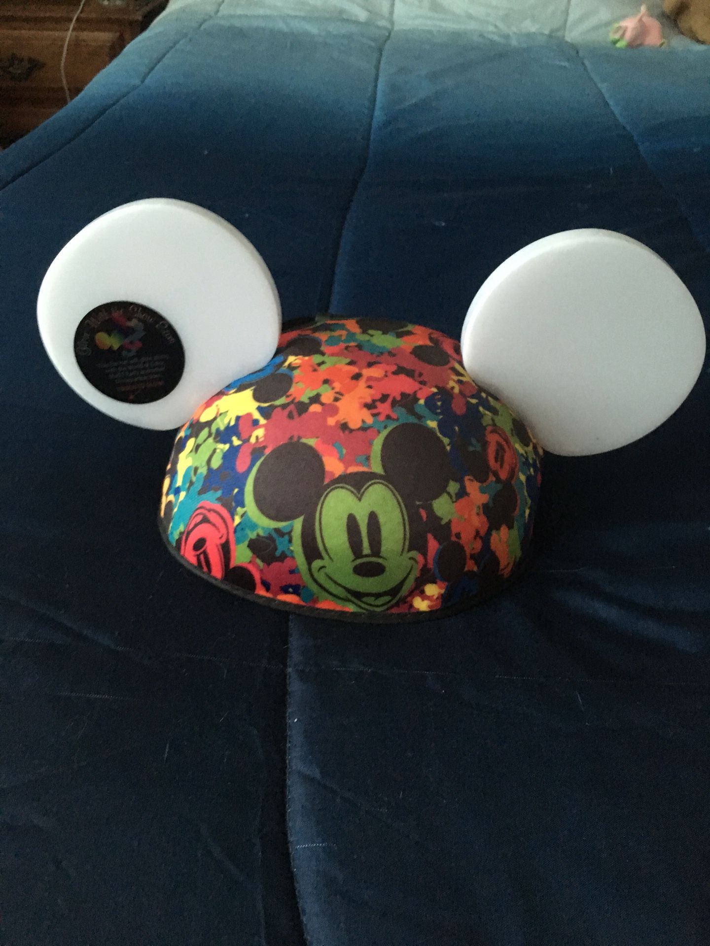 Disney World of color synchronized light up ears. Batteries required (not included) These ears synchronize and light up to the World of color show at
