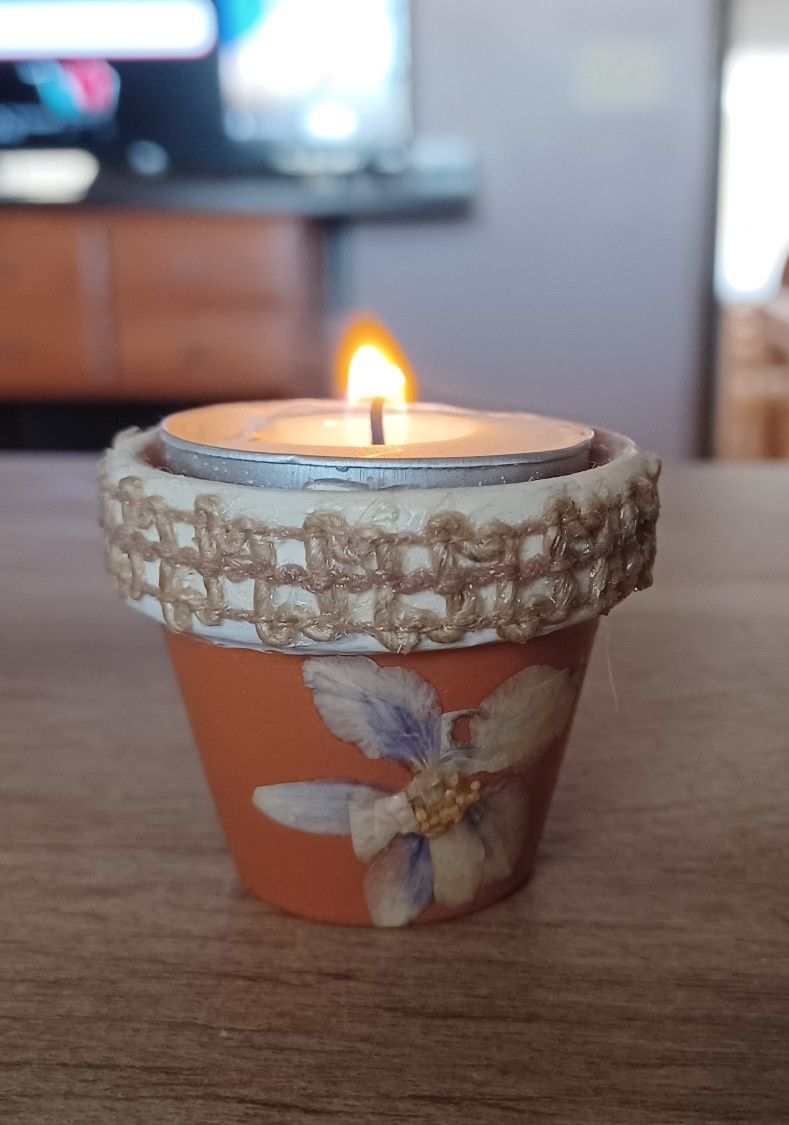 Tea light candle holder