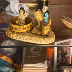 Small statue of women bathing