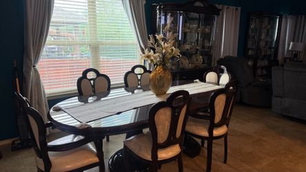 China cabinet w/ 6 chair dining room table