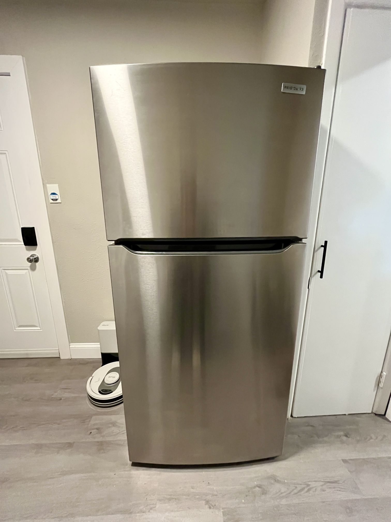 Frigidaire Fridge/Freezer *LIKE NEW*