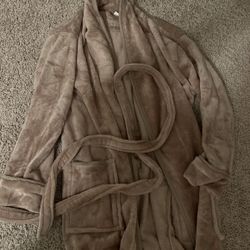 Robe Beautiful Elegant Soft Size Small
