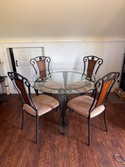 Dining table and chair set