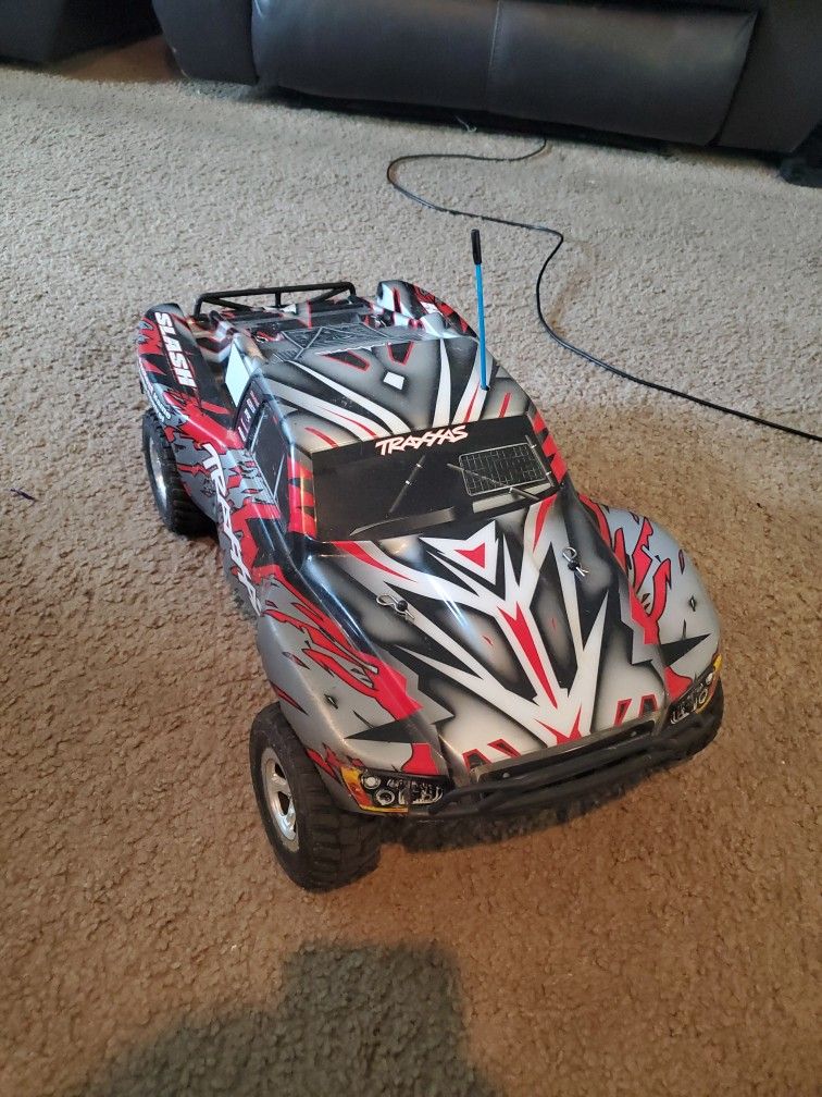 Traxxas Slash w/ Charger and 2 extra batteries!