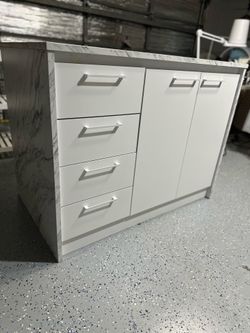 Kitchen island faux white marble with gray veins with peninsula