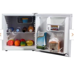 EMERSON  MiNI refrigerator white 17.5in 1.6 cu. Ft