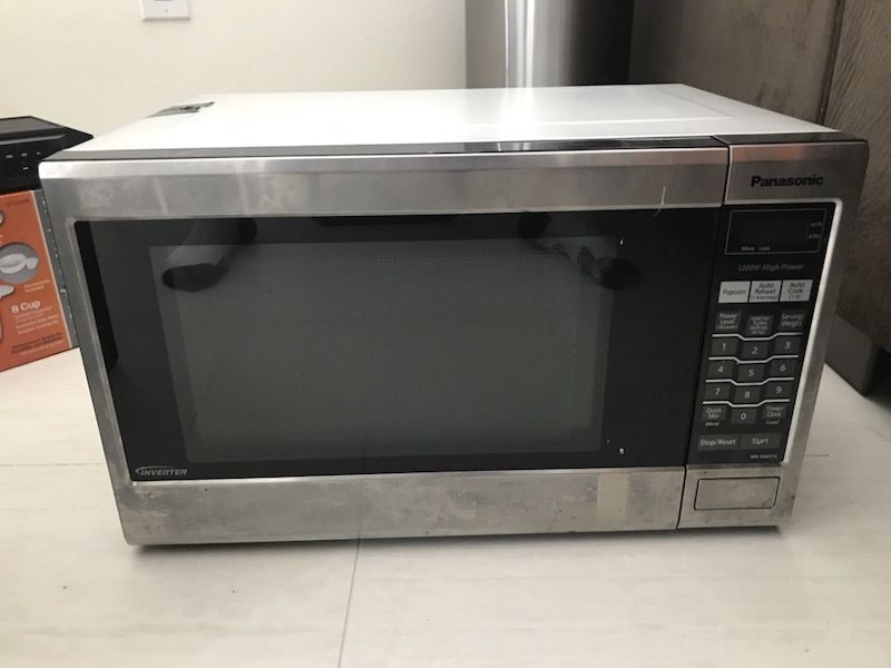 Panasonic 1200W microwave. 6 months of use then I moved to Asia for work and now I’m back. Works well make an offer! Original price was $210