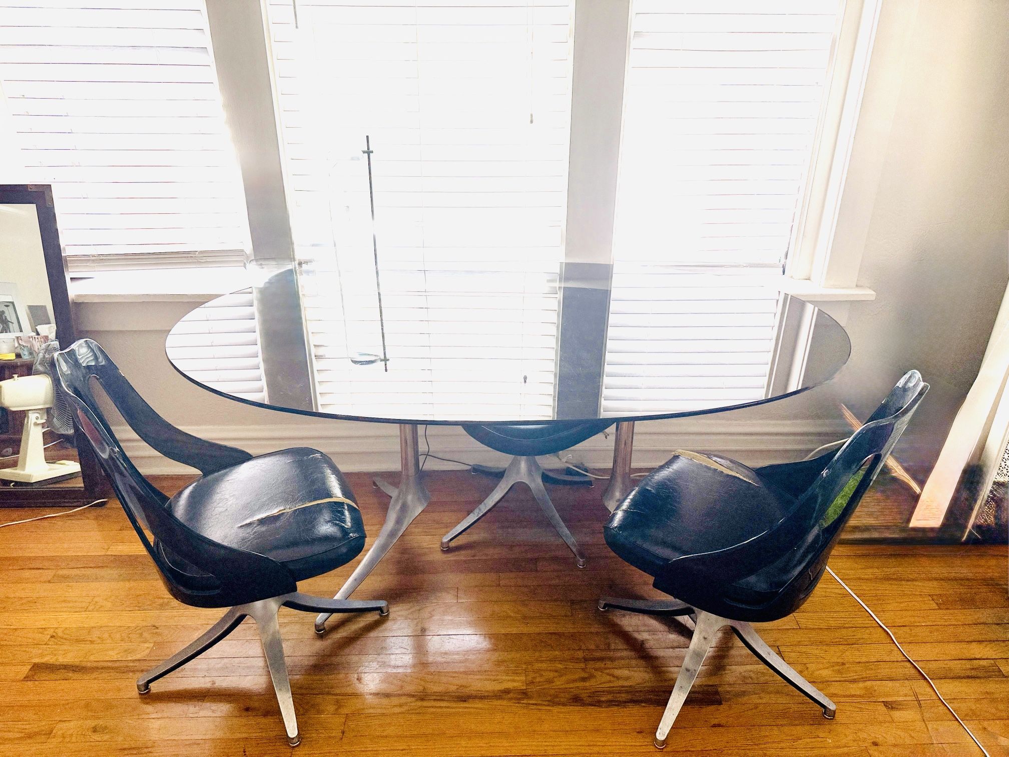 Set glass table, 2 chairst and 1 stool with brushed steel feet