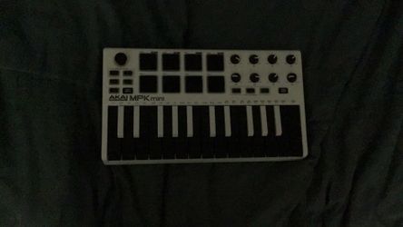 Akai Professional MPK Mini MIDI Controller