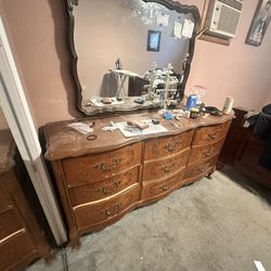 Solid Wood Dresser With Mirror 