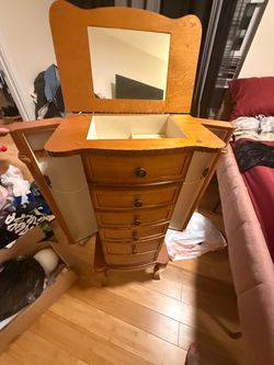 FREE Standing jewelry box FREE