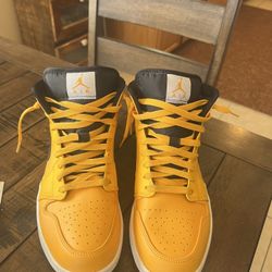 Jordan 1 Mid University Black & Gold