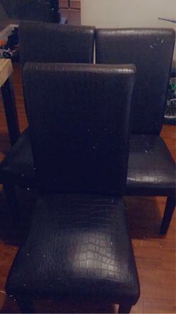 Dining room table w/chairs 3 chairs one broke moving it to new house in great condition just brought a smaller set and this one doesn’t fit in my din