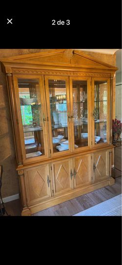 Stanley Furniture "Capri" Lighted China CabinBuffe Hutch – Excellent Condition