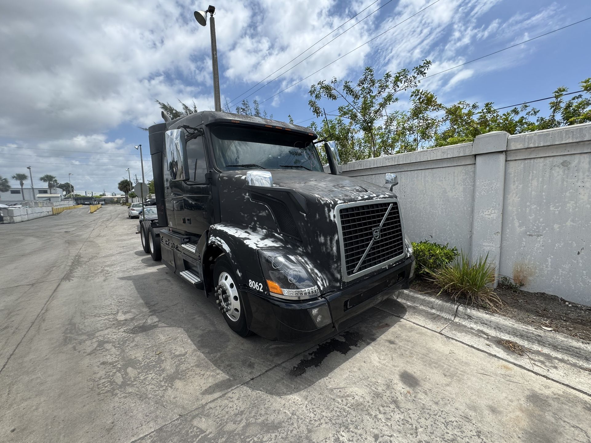 2004 Volvo Truck FOR PARTS ONLY CUMMINS ENGINE