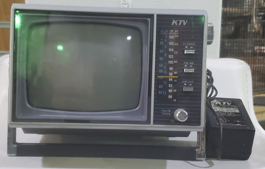 Vintage 1985 mini KTV 5" Black & White TV with FM/AM Radio 3-Way Power Model: KT526A