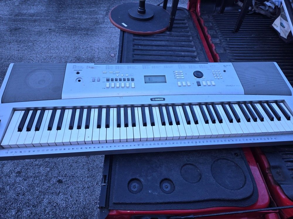 Yamaha Portable Grand Piano DGX-220 Piano Electronic Keyboard 76 Keys