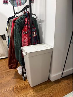 9 gallon trash/recycle bin w lid