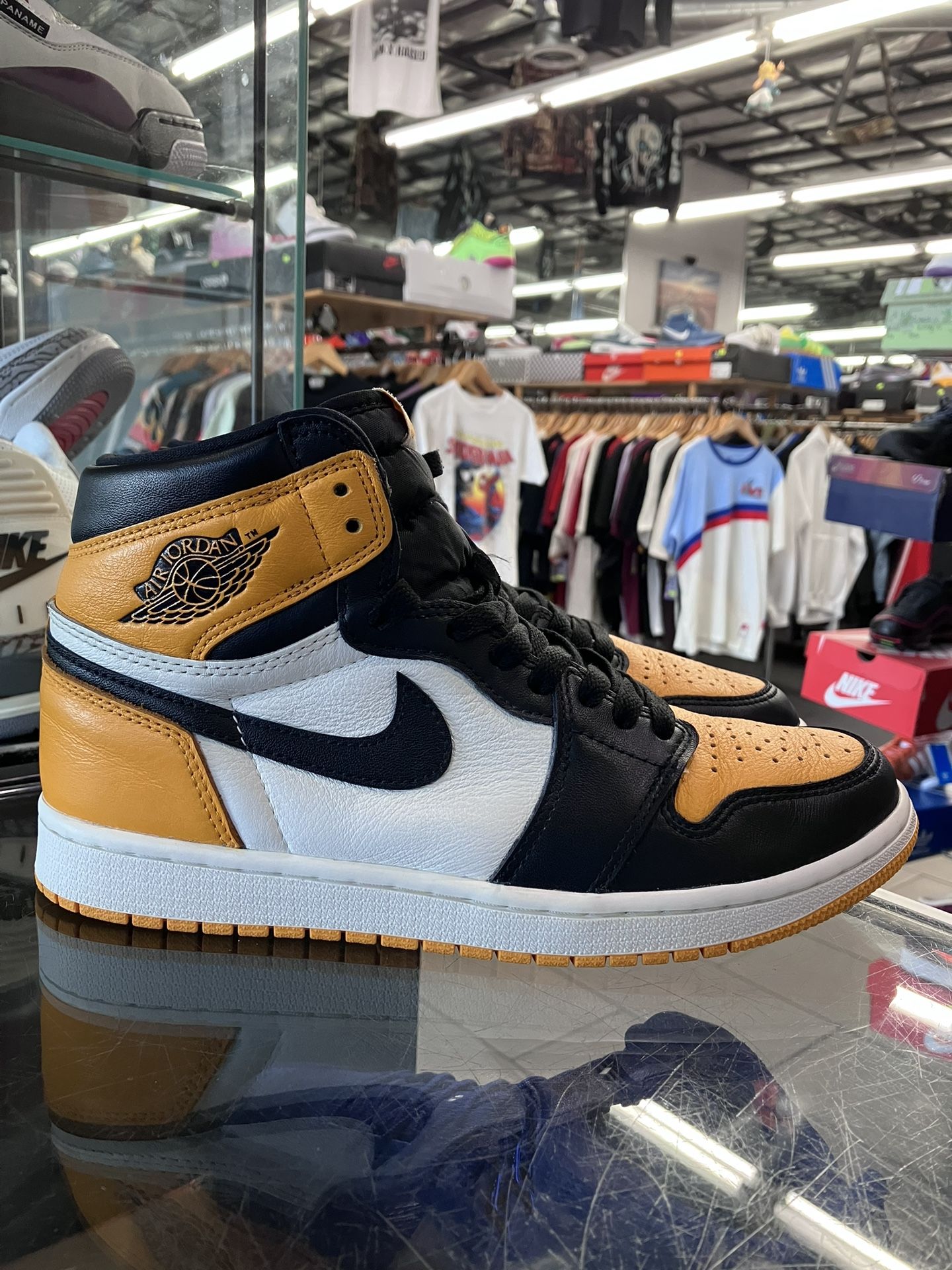 Air Jordan 1 Retro High Taxi
