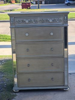 DRESSER
