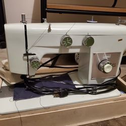 Montgomery Ward UHT J1265 Vintage Sewing Machine