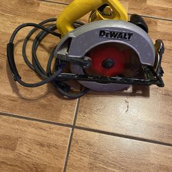 Dewalt DW369 7-1/4” Corded Circular Saw With Electric Brake,, extra blade Included