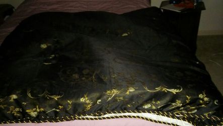 Kinsize bed cover set with pillow shams and dust ruffle