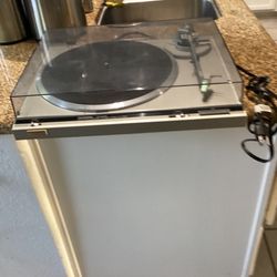Technics  Turntable Direct Drive  SLQ 200 Works Very good 