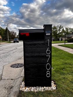 Mailbox for sale including 4 solar lights green 4x4 installations free
