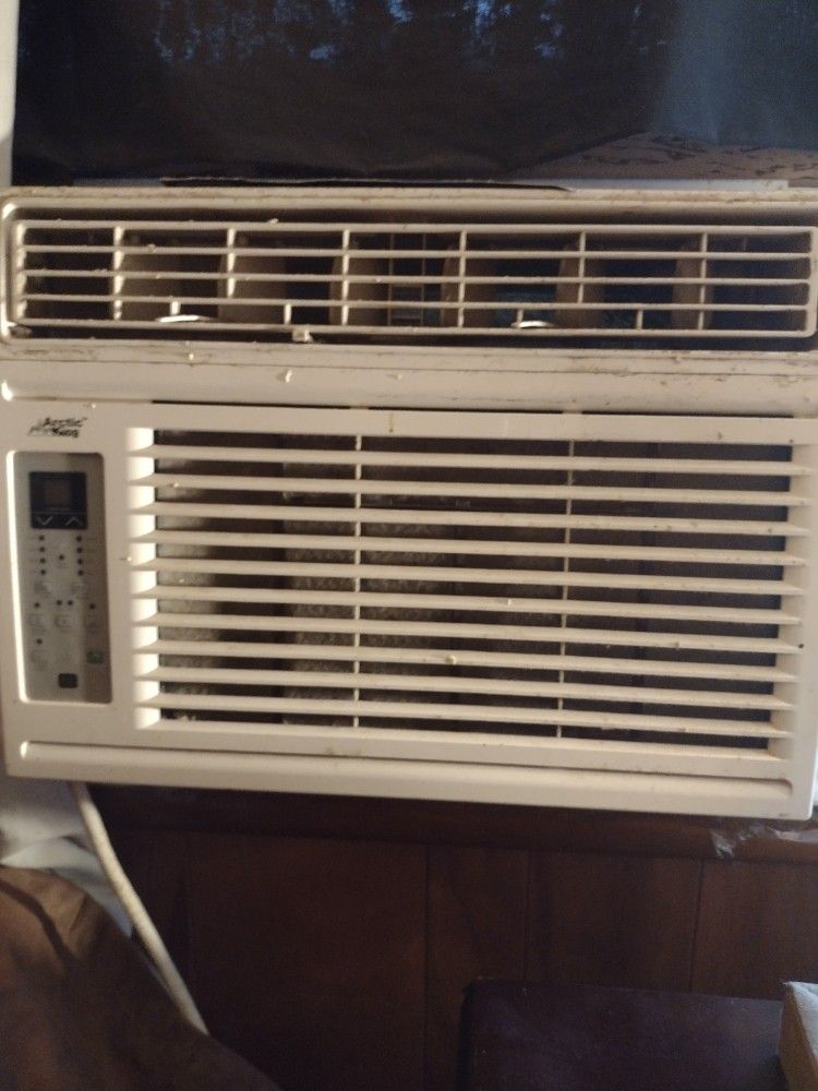 Window Ac Air Conditioner Excellent Working Condition. Used. Artic King