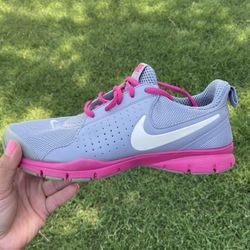 Women’s Pink / Grey Nike’s ! Like New !!! Size 8!!!
