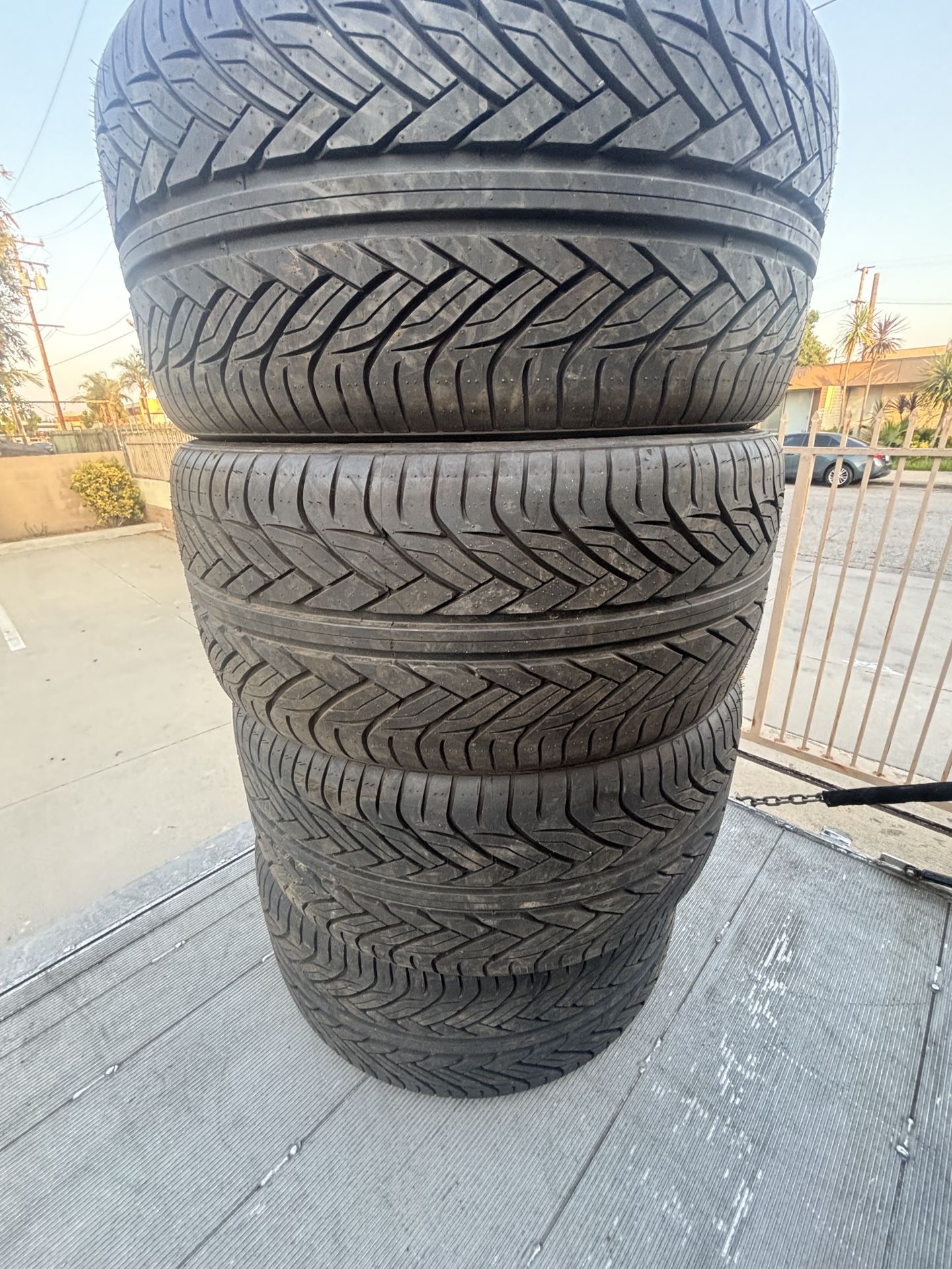 Tires 305/40/22