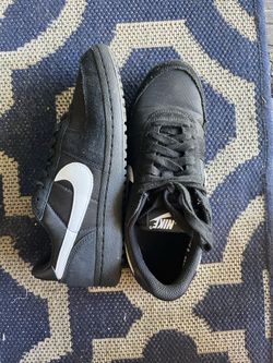 Nike shoes black and white