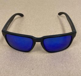 Oakley Holbrook XL Sunglasses - Matte Black Frame with Blue Mirrored Polarized Lenses Brand: Oakley Model: Holbrook XL SKU/Model Number: OO9417 (speci