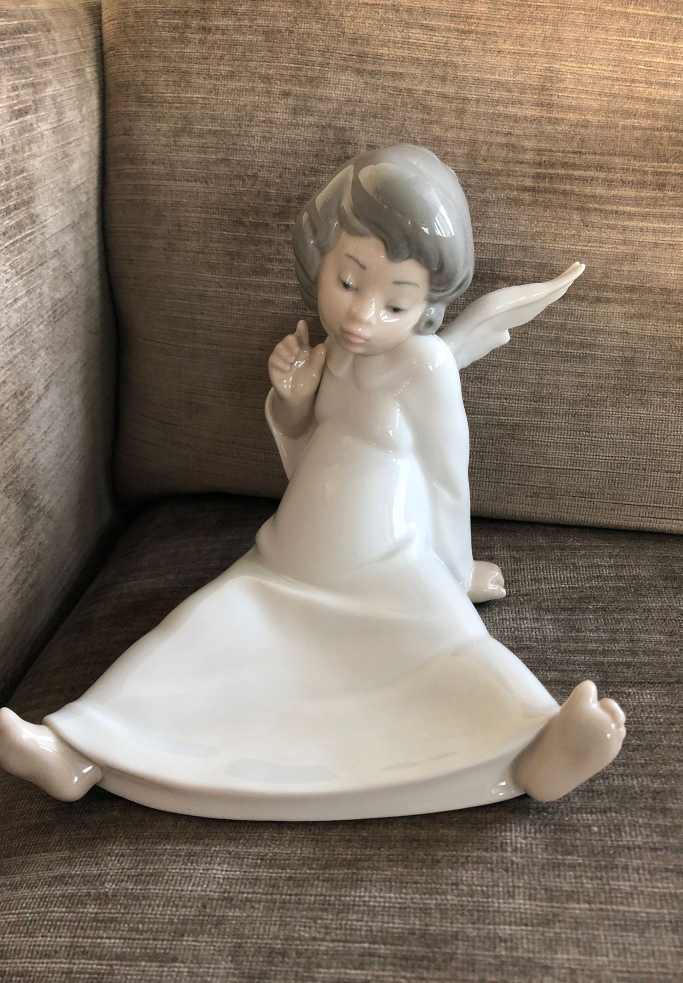 Lladro figurine: Cherub, Wondering